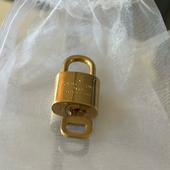 Authentic Louis Vuitton, Made in France Brass Lock & Key #301 with Monogram - Picture 8 of 9